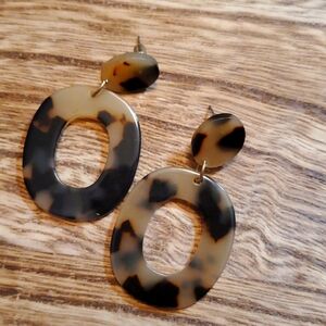 Beautiful Tortoise shell looking earrings